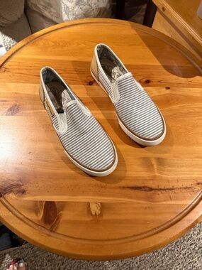 Casual Striped Slip-On Sneakers - Gray/Tan